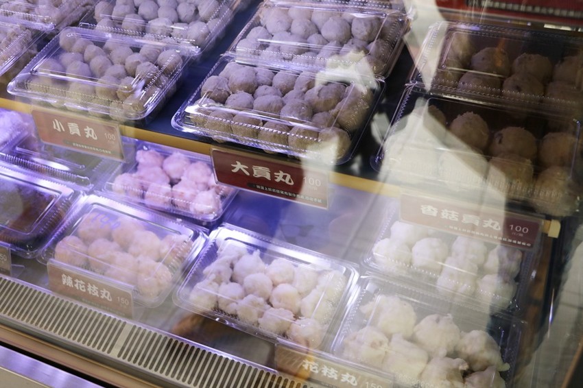 國民市場美食半日遊。新都廳賞屋、阿伯雞蛋糕、阿惠愛玉冰、雲家檸檬大王、 Birdy Pancake 平價療癒舒芙蕾、國民市場魚丸料理