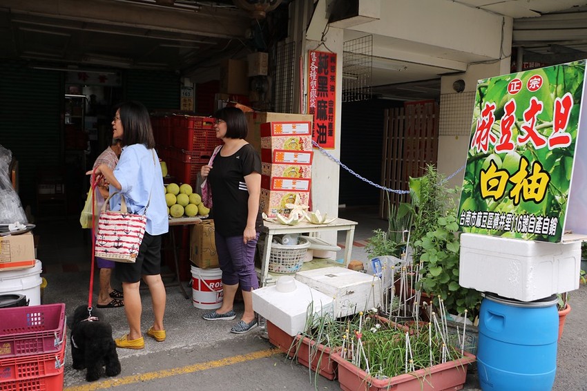 國民市場美食半日遊。新都廳賞屋、阿伯雞蛋糕、阿惠愛玉冰、雲家檸檬大王、 Birdy Pancake 平價療癒舒芙蕾、國民市場魚丸料理