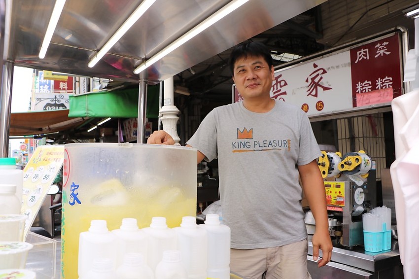 國民市場美食半日遊。新都廳賞屋、阿伯雞蛋糕、阿惠愛玉冰、雲家檸檬大王、 Birdy Pancake 平價療癒舒芙蕾、國民市場魚丸料理