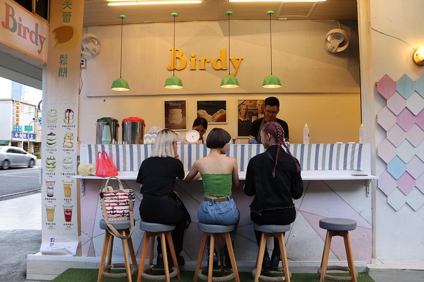 國民市場美食半日遊。新都廳賞屋、阿伯雞蛋糕、阿惠愛玉冰、雲家檸檬大王、 Birdy Pancake 平價療癒舒芙蕾、國民市場魚丸料理