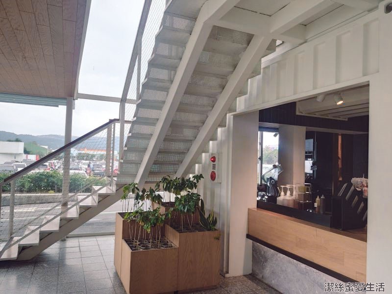 貨櫃屋星巴克 二樓楷梯 貨櫃屋星巴克 二樓楷梯