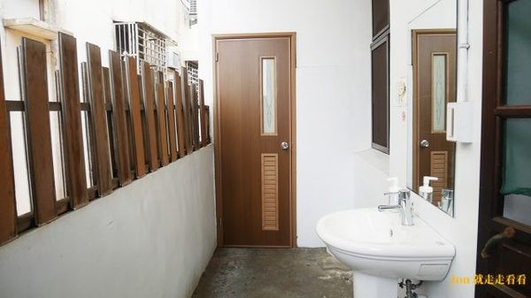 T-Life 踢 生活背包客棧：【台中 東海/龍井】【踢‧生活背包客棧 T-Life Hostel】簡約風背包客棧/青旅