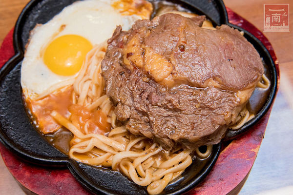 19號倉庫鐵板牛排(新市店):【台南新市區美食】麻辣與牛排的結合|百元平價排餐|66盎司超大牛排|免費加飯加麵|濃湯飲料波霸奶茶免費喝~19號倉庫鐵板牛排新市店