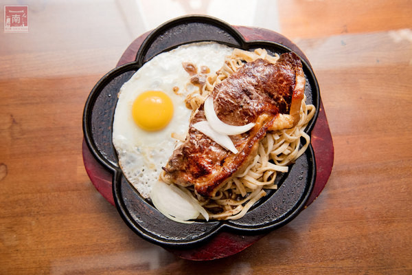 19號倉庫鐵板牛排(新市店):【台南新市區美食】麻辣與牛排的結合|百元平價排餐|66盎司超大牛排|免費加飯加麵|濃湯飲料波霸奶茶免費喝~19號倉庫鐵板牛排新市店