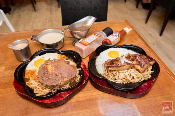 19號倉庫鐵板牛排(新市店):【台南新市區美食】麻辣與牛排的結合|百元平價排餐|66盎司超大牛排|免費加飯加麵|濃湯飲料波霸奶茶免費喝~19號倉庫鐵板牛排新市店