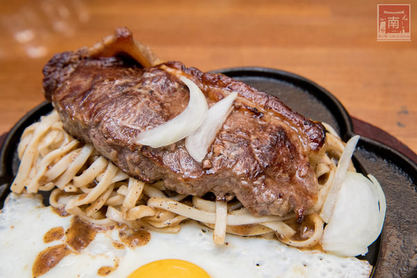 19號倉庫鐵板牛排(新市店):【台南新市區美食】麻辣與牛排的結合|百元平價排餐|66盎司超大牛排|免費加飯加麵|濃湯飲料波霸奶茶免費喝~19號倉庫鐵板牛排新市店