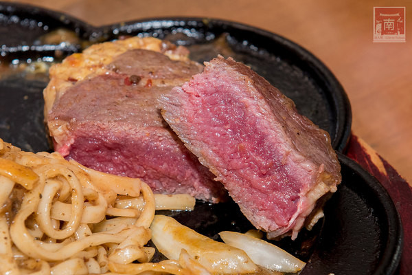 19號倉庫鐵板牛排(新市店)：【台南新市區美食】麻辣與牛排的結合｜百元平價排餐｜66盎司超大牛排｜免費加飯加麵｜濃湯飲料波霸奶茶免費喝~19號倉庫鐵板牛排新市店