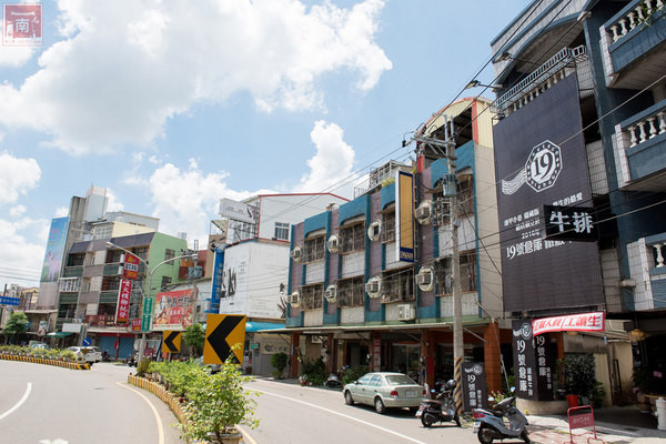 19號倉庫鐵板牛排(新市店):【台南新市區美食】麻辣與牛排的結合|百元平價排餐|66盎司超大牛排|免費加飯加麵|濃湯飲料波霸奶茶免費喝~19號倉庫鐵板牛排新市店