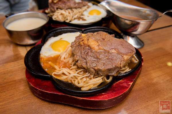 19號倉庫鐵板牛排(新市店):【台南新市區美食】麻辣與牛排的結合|百元平價排餐|66盎司超大牛排|免費加飯加麵|濃湯飲料波霸奶茶免費喝~19號倉庫鐵板牛排新市店