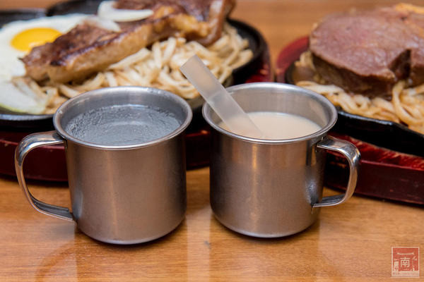 19號倉庫鐵板牛排(新市店):【台南新市區美食】麻辣與牛排的結合|百元平價排餐|66盎司超大牛排|免費加飯加麵|濃湯飲料波霸奶茶免費喝~19號倉庫鐵板牛排新市店