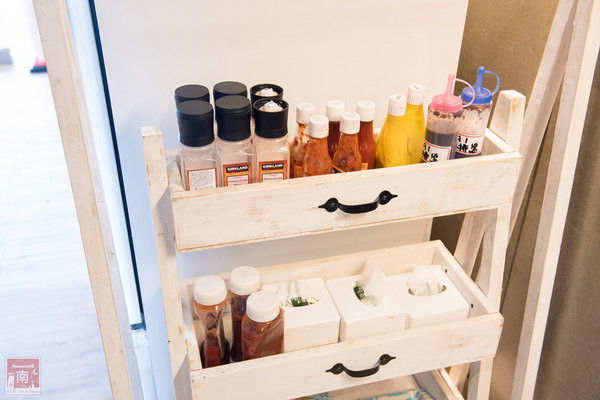 19號倉庫鐵板牛排(新市店):【台南新市區美食】麻辣與牛排的結合|百元平價排餐|66盎司超大牛排|免費加飯加麵|濃湯飲料波霸奶茶免費喝~19號倉庫鐵板牛排新市店