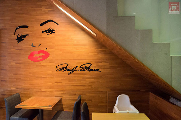 19號倉庫鐵板牛排(新市店):【台南新市區美食】麻辣與牛排的結合|百元平價排餐|66盎司超大牛排|免費加飯加麵|濃湯飲料波霸奶茶免費喝~19號倉庫鐵板牛排新市店