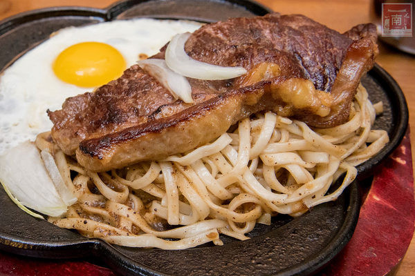 19號倉庫鐵板牛排(新市店):【台南新市區美食】麻辣與牛排的結合|百元平價排餐|66盎司超大牛排|免費加飯加麵|濃湯飲料波霸奶茶免費喝~19號倉庫鐵板牛排新市店