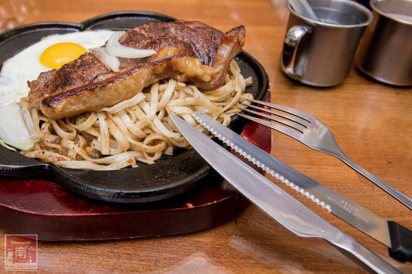 19號倉庫鐵板牛排(新市店):【台南新市區美食】麻辣與牛排的結合|百元平價排餐|66盎司超大牛排|免費加飯加麵|濃湯飲料波霸奶茶免費喝~19號倉庫鐵板牛排新市店