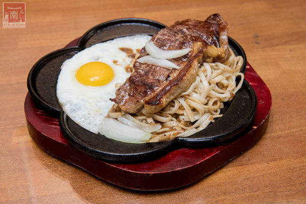 19號倉庫鐵板牛排(新市店):【台南新市區美食】麻辣與牛排的結合|百元平價排餐|66盎司超大牛排|免費加飯加麵|濃湯飲料波霸奶茶免費喝~19號倉庫鐵板牛排新市店