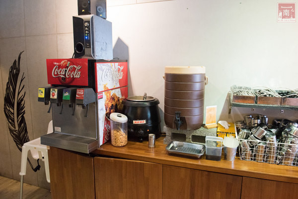 19號倉庫鐵板牛排(新市店):【台南新市區美食】麻辣與牛排的結合|百元平價排餐|66盎司超大牛排|免費加飯加麵|濃湯飲料波霸奶茶免費喝~19號倉庫鐵板牛排新市店