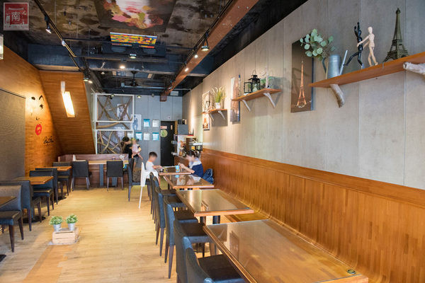 19號倉庫鐵板牛排(新市店):【台南新市區美食】麻辣與牛排的結合|百元平價排餐|66盎司超大牛排|免費加飯加麵|濃湯飲料波霸奶茶免費喝~19號倉庫鐵板牛排新市店