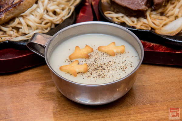 19號倉庫鐵板牛排(新市店):【台南新市區美食】麻辣與牛排的結合|百元平價排餐|66盎司超大牛排|免費加飯加麵|濃湯飲料波霸奶茶免費喝~19號倉庫鐵板牛排新市店