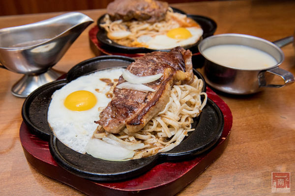 19號倉庫鐵板牛排(新市店):【台南新市區美食】麻辣與牛排的結合|百元平價排餐|66盎司超大牛排|免費加飯加麵|濃湯飲料波霸奶茶免費喝~19號倉庫鐵板牛排新市店