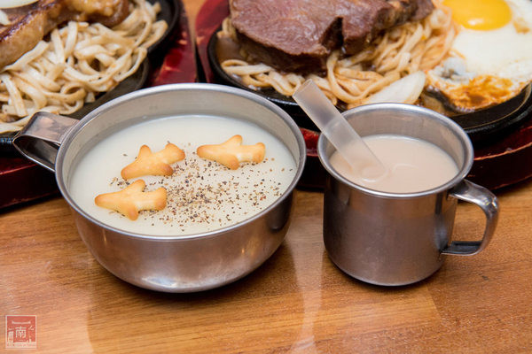 19號倉庫鐵板牛排(新市店):【台南新市區美食】麻辣與牛排的結合|百元平價排餐|66盎司超大牛排|免費加飯加麵|濃湯飲料波霸奶茶免費喝~19號倉庫鐵板牛排新市店