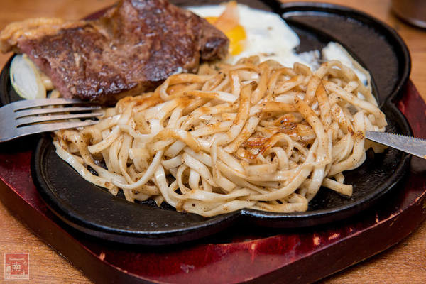 19號倉庫鐵板牛排(新市店):【台南新市區美食】麻辣與牛排的結合|百元平價排餐|66盎司超大牛排|免費加飯加麵|濃湯飲料波霸奶茶免費喝~19號倉庫鐵板牛排新市店