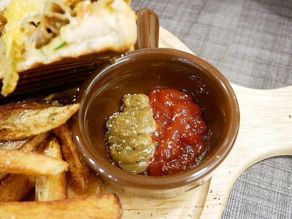 green bunny:green bunny-台北內湖創意美式餐廳 港墘站巷弄小店 特殊風味餐點新發現 還有店貓超可愛