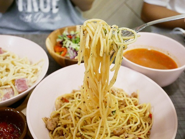 green bunny:green bunny-台北內湖創意美式餐廳 港墘站巷弄小店 特殊風味餐點新發現 還有店貓超可愛