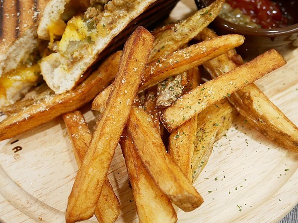 green bunny:green bunny-台北內湖創意美式餐廳 港墘站巷弄小店 特殊風味餐點新發現 還有店貓超可愛