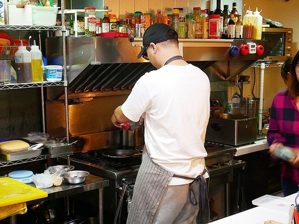 green bunny:green bunny-台北內湖創意美式餐廳 港墘站巷弄小店 特殊風味餐點新發現 還有店貓超可愛