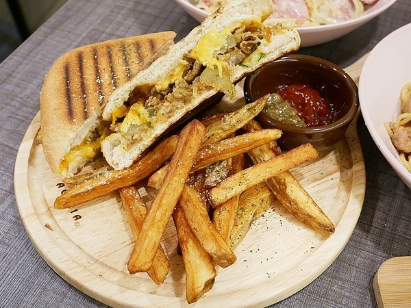 green bunny:green bunny-台北內湖創意美式餐廳 港墘站巷弄小店 特殊風味餐點新發現 還有店貓超可愛