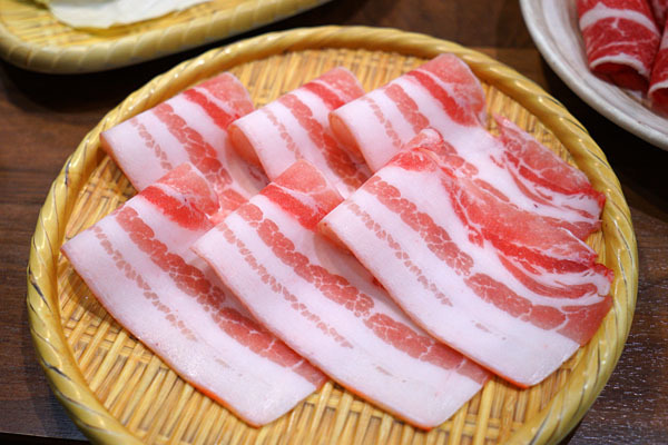 瀧厚鍋物,美拍花牆鍋物,隱藏版龍蝦海陸極致饗宴,週年慶屬龍或ㄌ音姓氏招待厚切肉片一份!