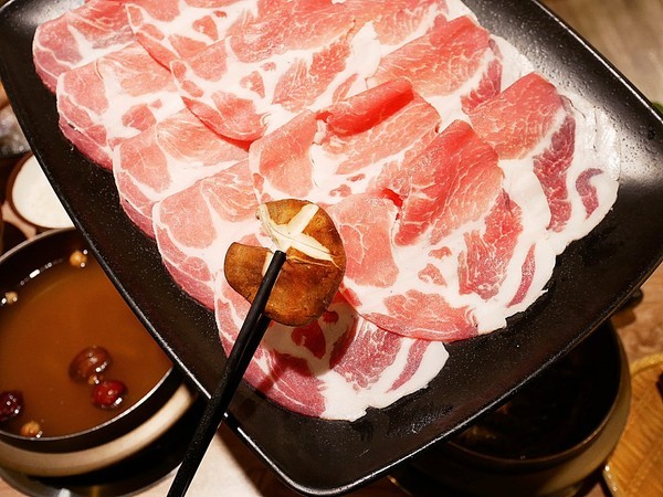 瀧厚鍋物(勤美店):瀧厚鍋物(瀧厚食鍋處)-台中西區火鍋 勤美綠園道旁澎湃鍋物 霸王牛超狂吃了回不去 餐後別忘了在網美牆拍照留念