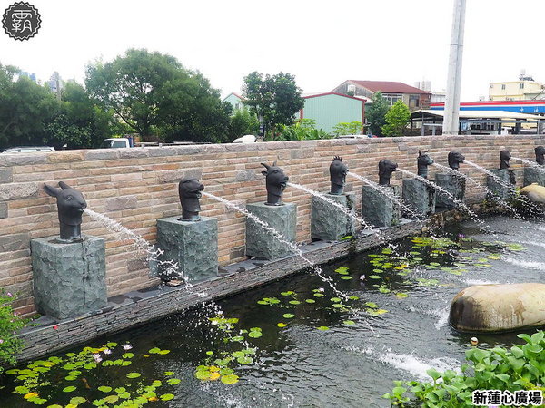 新蓮心廣場: 東海蓮心冰雞爪凍新據點,新蓮心廣場有麵食、米飯,寬敞空間方便停車,還有私人收藏木雕可以欣賞! 新蓮心廣場: 東海蓮心冰雞爪凍新據點,新蓮心廣場有麵食、米飯,寬敞空間方便停車,還有私人收藏木雕可以欣賞!