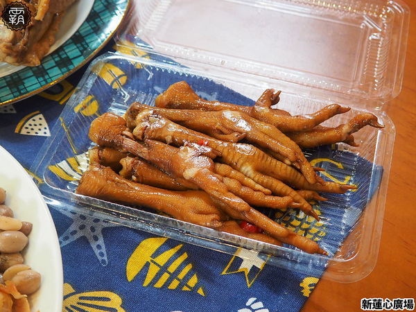 新蓮心廣場: 東海蓮心冰雞爪凍新據點,新蓮心廣場有麵食、米飯,寬敞空間方便停車,還有私人收藏木雕可以欣賞! 新蓮心廣場: 東海蓮心冰雞爪凍新據點,新蓮心廣場有麵食、米飯,寬敞空間方便停車,還有私人收藏木雕可以欣賞!