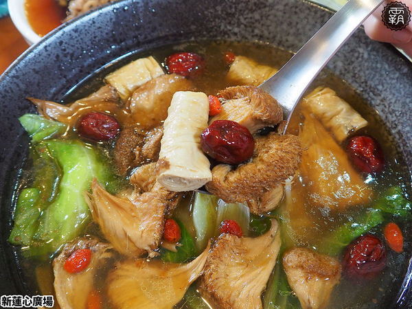 新蓮心廣場: 東海蓮心冰雞爪凍新據點,新蓮心廣場有麵食、米飯,寬敞空間方便停車,還有私人收藏木雕可以欣賞! 新蓮心廣場: 東海蓮心冰雞爪凍新據點,新蓮心廣場有麵食、米飯,寬敞空間方便停車,還有私人收藏木雕可以欣賞!