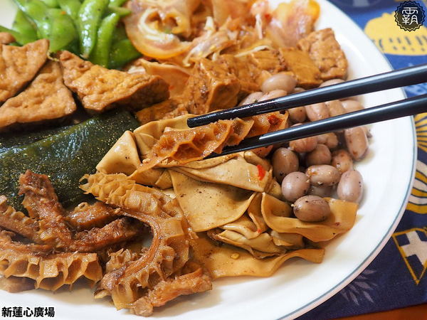 新蓮心廣場: 東海蓮心冰雞爪凍新據點,新蓮心廣場有麵食、米飯,寬敞空間方便停車,還有私人收藏木雕可以欣賞! 新蓮心廣場: 東海蓮心冰雞爪凍新據點,新蓮心廣場有麵食、米飯,寬敞空間方便停車,還有私人收藏木雕可以欣賞!