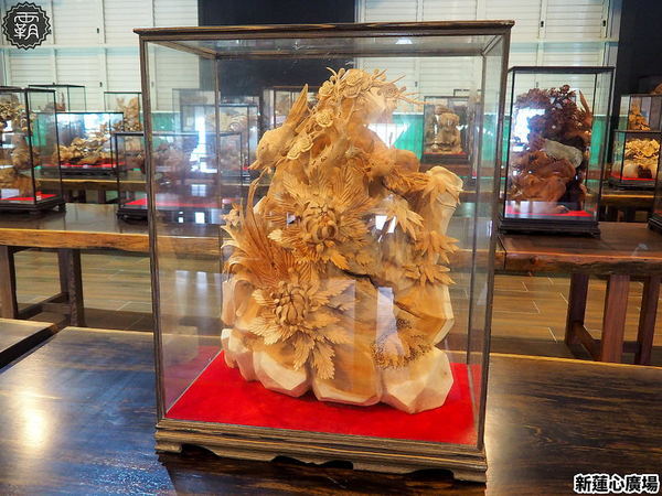 新蓮心廣場: 東海蓮心冰雞爪凍新據點,新蓮心廣場有麵食、米飯,寬敞空間方便停車,還有私人收藏木雕可以欣賞! 新蓮心廣場: 東海蓮心冰雞爪凍新據點,新蓮心廣場有麵食、米飯,寬敞空間方便停車,還有私人收藏木雕可以欣賞!