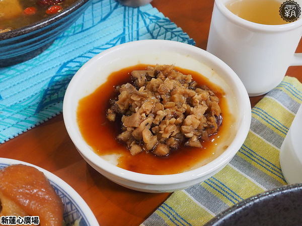 新蓮心廣場: 東海蓮心冰雞爪凍新據點,新蓮心廣場有麵食、米飯,寬敞空間方便停車,還有私人收藏木雕可以欣賞! 新蓮心廣場: 東海蓮心冰雞爪凍新據點,新蓮心廣場有麵食、米飯,寬敞空間方便停車,還有私人收藏木雕可以欣賞!