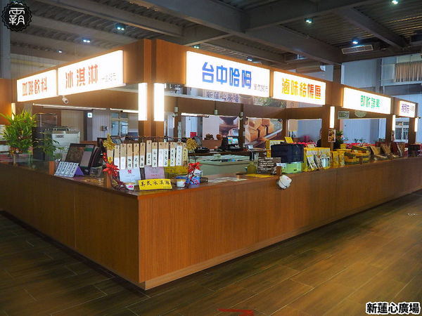 新蓮心廣場: 東海蓮心冰雞爪凍新據點,新蓮心廣場有麵食、米飯,寬敞空間方便停車,還有私人收藏木雕可以欣賞! 新蓮心廣場: 東海蓮心冰雞爪凍新據點,新蓮心廣場有麵食、米飯,寬敞空間方便停車,還有私人收藏木雕可以欣賞!