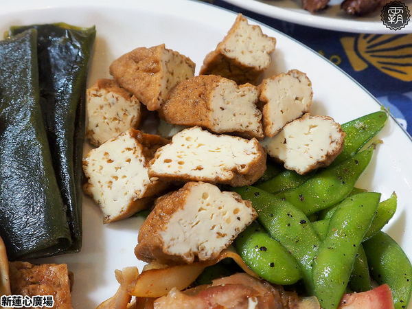 新蓮心廣場: 東海蓮心冰雞爪凍新據點,新蓮心廣場有麵食、米飯,寬敞空間方便停車,還有私人收藏木雕可以欣賞! 新蓮心廣場: 東海蓮心冰雞爪凍新據點,新蓮心廣場有麵食、米飯,寬敞空間方便停車,還有私人收藏木雕可以欣賞!