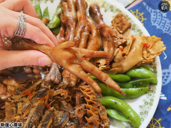 新蓮心廣場: 東海蓮心冰雞爪凍新據點,新蓮心廣場有麵食、米飯,寬敞空間方便停車,還有私人收藏木雕可以欣賞! 新蓮心廣場: 東海蓮心冰雞爪凍新據點,新蓮心廣場有麵食、米飯,寬敞空間方便停車,還有私人收藏木雕可以欣賞!