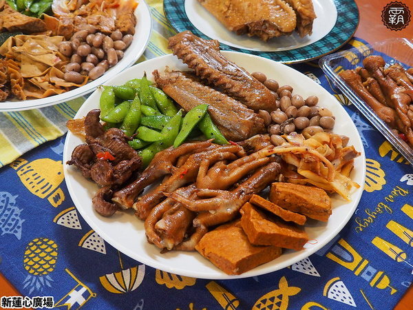 新蓮心廣場: 東海蓮心冰雞爪凍新據點,新蓮心廣場有麵食、米飯,寬敞空間方便停車,還有私人收藏木雕可以欣賞! 新蓮心廣場: 東海蓮心冰雞爪凍新據點,新蓮心廣場有麵食、米飯,寬敞空間方便停車,還有私人收藏木雕可以欣賞!