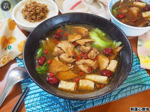 新蓮心廣場: 東海蓮心冰雞爪凍新據點,新蓮心廣場有麵食、米飯,寬敞空間方便停車,還有私人收藏木雕可以欣賞! 新蓮心廣場: 東海蓮心冰雞爪凍新據點,新蓮心廣場有麵食、米飯,寬敞空間方便停車,還有私人收藏木雕可以欣賞!