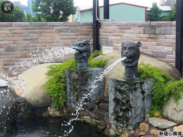 新蓮心廣場: 東海蓮心冰雞爪凍新據點,新蓮心廣場有麵食、米飯,寬敞空間方便停車,還有私人收藏木雕可以欣賞! 新蓮心廣場: 東海蓮心冰雞爪凍新據點,新蓮心廣場有麵食、米飯,寬敞空間方便停車,還有私人收藏木雕可以欣賞!