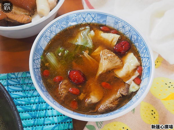 新蓮心廣場: 東海蓮心冰雞爪凍新據點,新蓮心廣場有麵食、米飯,寬敞空間方便停車,還有私人收藏木雕可以欣賞! 新蓮心廣場: 東海蓮心冰雞爪凍新據點,新蓮心廣場有麵食、米飯,寬敞空間方便停車,還有私人收藏木雕可以欣賞!