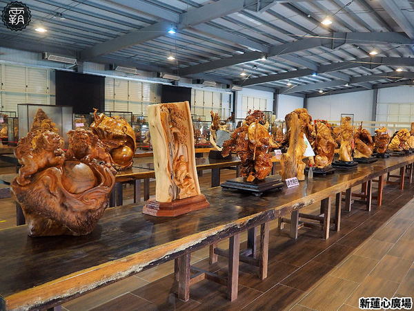 新蓮心廣場: 東海蓮心冰雞爪凍新據點,新蓮心廣場有麵食、米飯,寬敞空間方便停車,還有私人收藏木雕可以欣賞! 新蓮心廣場: 東海蓮心冰雞爪凍新據點,新蓮心廣場有麵食、米飯,寬敞空間方便停車,還有私人收藏木雕可以欣賞!