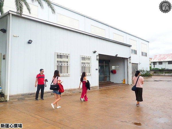 新蓮心廣場: 東海蓮心冰雞爪凍新據點,新蓮心廣場有麵食、米飯,寬敞空間方便停車,還有私人收藏木雕可以欣賞! 新蓮心廣場: 東海蓮心冰雞爪凍新據點,新蓮心廣場有麵食、米飯,寬敞空間方便停車,還有私人收藏木雕可以欣賞!