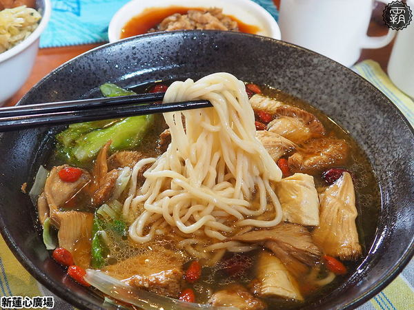 新蓮心廣場: 東海蓮心冰雞爪凍新據點,新蓮心廣場有麵食、米飯,寬敞空間方便停車,還有私人收藏木雕可以欣賞! 新蓮心廣場: 東海蓮心冰雞爪凍新據點,新蓮心廣場有麵食、米飯,寬敞空間方便停車,還有私人收藏木雕可以欣賞!