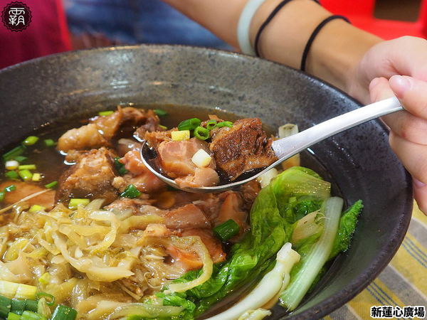 新蓮心廣場: 東海蓮心冰雞爪凍新據點,新蓮心廣場有麵食、米飯,寬敞空間方便停車,還有私人收藏木雕可以欣賞! 新蓮心廣場: 東海蓮心冰雞爪凍新據點,新蓮心廣場有麵食、米飯,寬敞空間方便停車,還有私人收藏木雕可以欣賞!