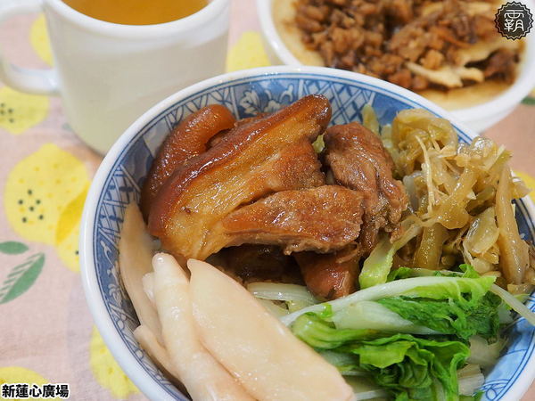 新蓮心廣場: 東海蓮心冰雞爪凍新據點,新蓮心廣場有麵食、米飯,寬敞空間方便停車,還有私人收藏木雕可以欣賞! 新蓮心廣場: 東海蓮心冰雞爪凍新據點,新蓮心廣場有麵食、米飯,寬敞空間方便停車,還有私人收藏木雕可以欣賞!